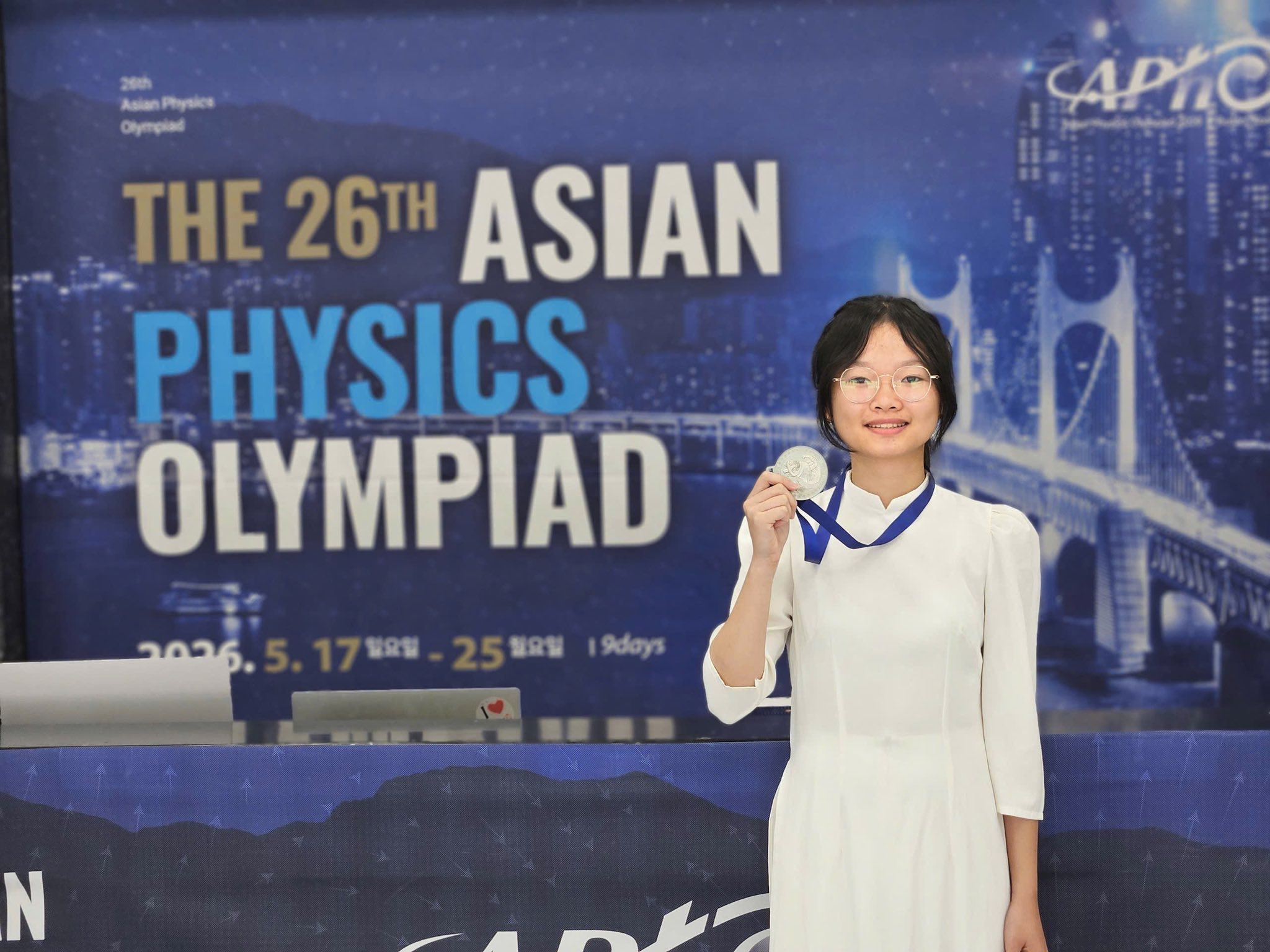 TIN VUI TỪ BUSAN - HÀN QUỐC:  NỮ SINH CHUYÊN LÊ HỒNG PHONG GIÀNH HUY CHƯƠNG BẠC OLYMPIC VẬT LÍ CHÂU Á, THẲNG TIẾN IPhO 2026